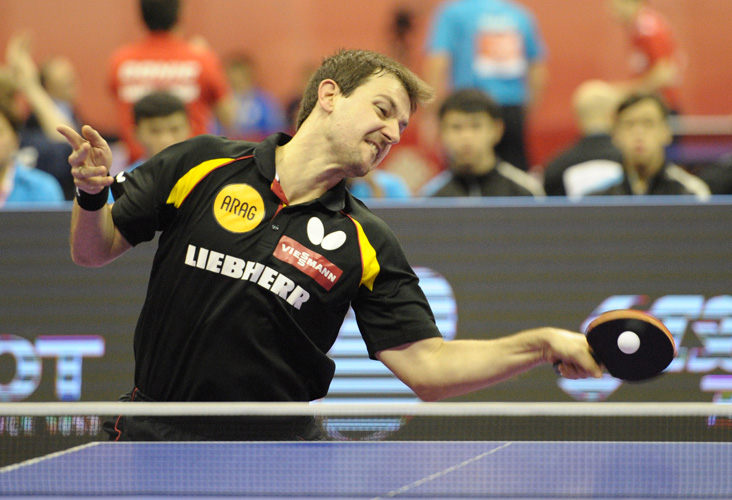 Nachdem Ruwen Filus sein Spiel gegen Leong Chee Feng ebenfalls ohne Satzverlust gewonnen hatte, stieg Timo Boll in die Box, der gestern aufgrund einer Erkältung ausgefallen war. (©Stosik)