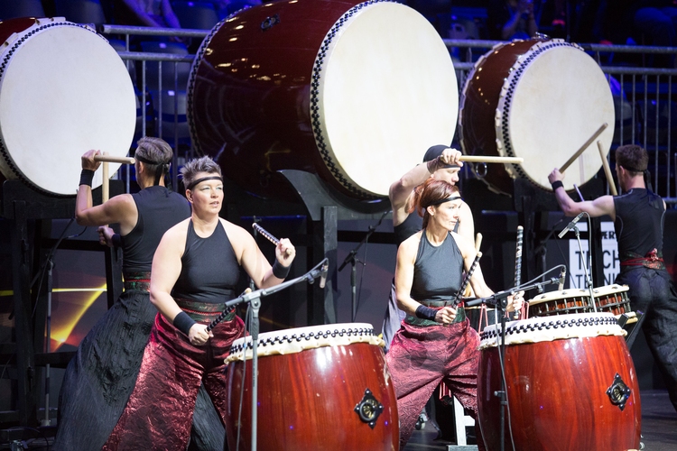 Unter Trommelwirbel betraten die beiden Kontrahenten Ma Long und Fan Zhendong die Arena (©Fabig)