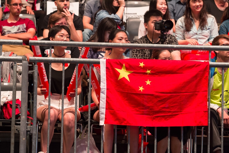 Pünktlich zum Herren-Einzelfinale waren natürlich vor allem die chinesischen Fans wieder zurück auf ihren Sitzen (©Fabig)