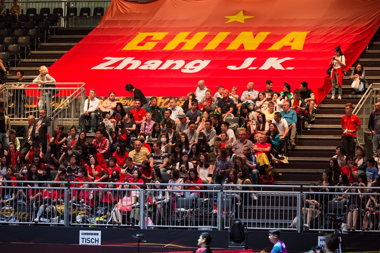 Er ist seinen Fans aus China sogar 200 Eintrittskarten für eine riesige Fahne wert (©Fabig)