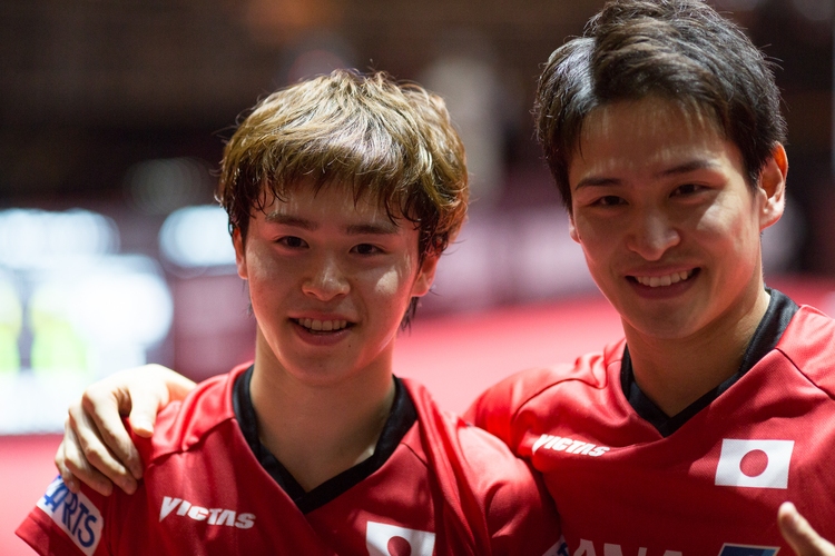 Auch Masataka Morizono und Yuya Oshima posierten nach ihrem Einzug ins Halbfinale freudig fürs Foto (©Fabig)