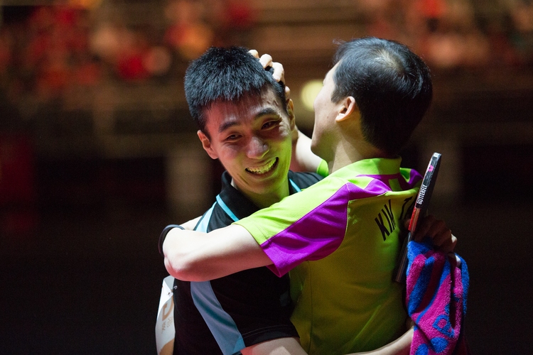 Freudestrahlend feiert der Koreaner mit seinem Trainer (©Fabig)