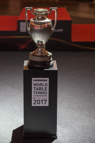 Wenig später ging es um diesen Pokal. Denn das Finale im Damen-Einzel stand bereits auf dem Programm (©Fabig)