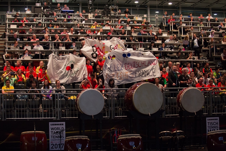 Die Zuschauer in der Halle ließen die Stimmung beim Spiel Timo Boll gegen Ma Long hochkochen (©Fabig)