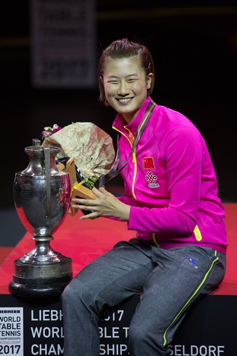 Ding Ning und der Pokal strahlten um die Wette (©Fabig)