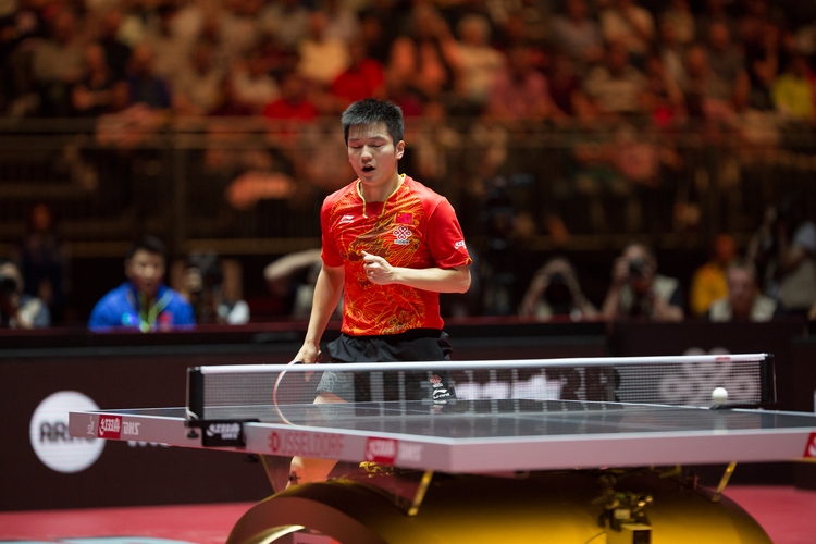 Fan Zhendong erledigte seine Aufgabe souverän und freut sich über eine Medaille im Einzel (©Fabig)