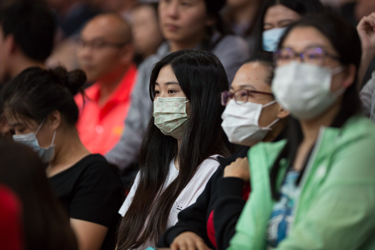 Während der Partie von Fan Zhendong und Xu Xin war die Tribüne der zweiten Halle rappelvoll. Viele Chinesen und Chinesinnen sind gekommen, um die beiden Stars live zu sehen. (©Fabig) 