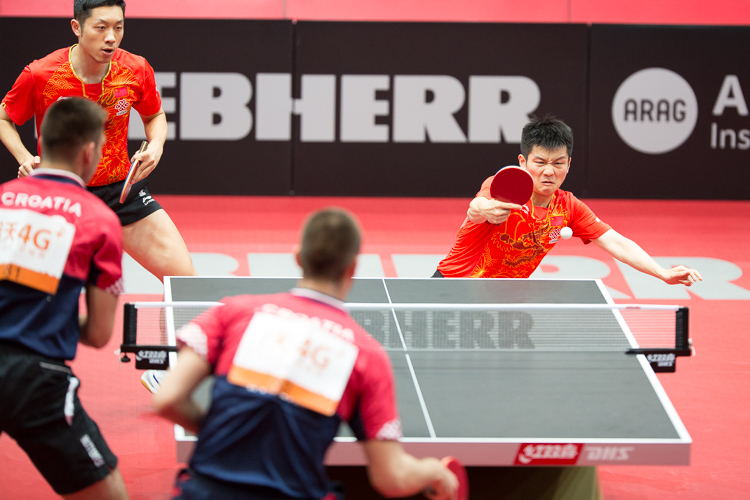 Hier zeigt Fan Zhendong, wieso er und Xu Xin zum Favoriten-Kreis gehören! Sie gewannen klar mit 4:0. (©Fabig) 