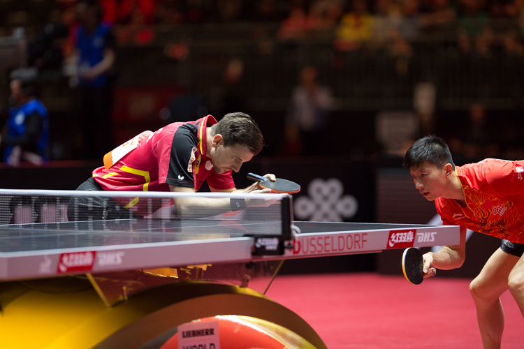 Ma Long und Timo Boll in jeweils typischer Pose. Während Timo aufschlägt, lauert Ma Long mit seiner starken Vorhand. (©Fabig) 