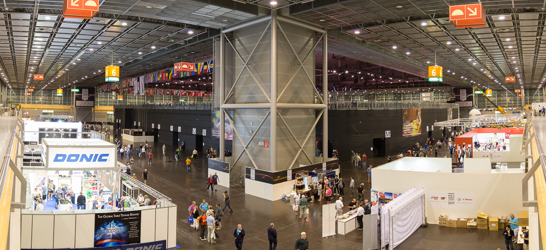 In die Messehalle 6 war die Hauptarena der WM hineingebaut worden. Hier sehen wir die schwarzen Außenwände (©Fabig)