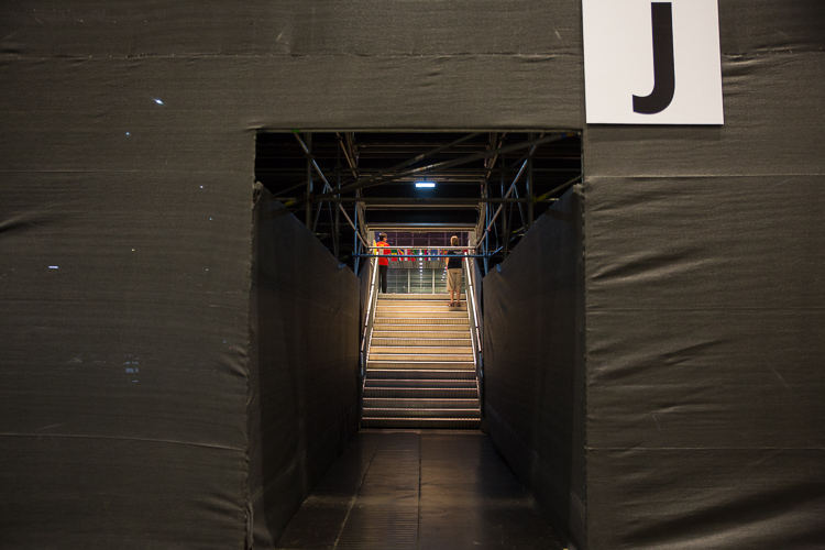 Der Weg hoch zu den Tribünen führte durch schwarze Tunnel (©Fabig)