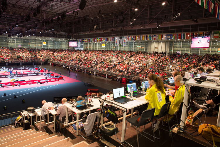 Die Halle dürfte Ihnen bekannt sein, wenn Sie die Übertragungen im Netz oder Fernsehen verfolgt haben. So haben allerdings die Journalisten die WM von der Pressetribüne aus erlebt (©Fabig)