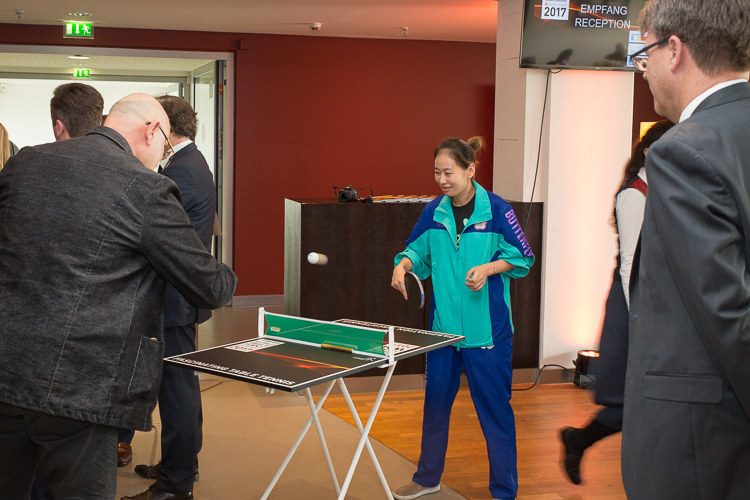 ITTF-Chef Thomas Weikert beobachtet die ersten gespielten Bälle (©Fabig)