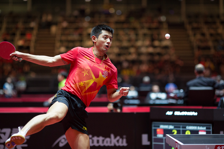 Zhang Jike setzt zum eingeflogenen Vorhandschuss an. Eine ungewöhnliche Perspektive, die die Dynamik aber gut zur Geltung bringt (©Fabig)