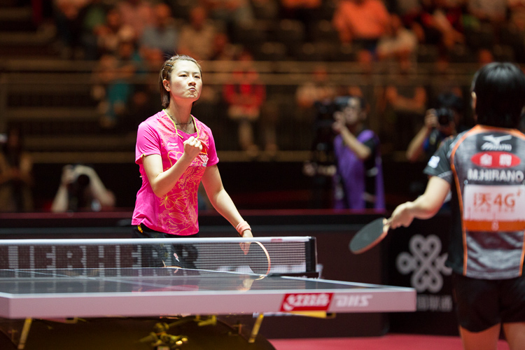 So aggressiv sieht man Ding Ning selten jubeln. Die Chinesin zeigt Miu Hirano die Faust, nachdem sie sich für die Niederlage bei den Asienmeisterschaften revanchiert hatte (©Fabig)