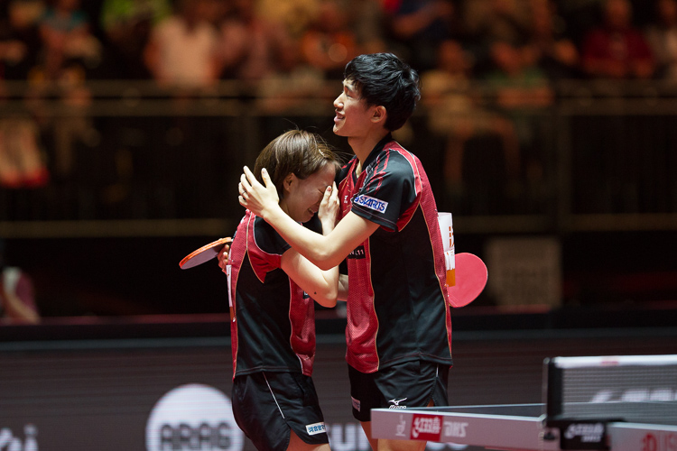 Eins der besten Bilder dieser WM. Der Gewinn des Mixed-Titels lässt Kasumi Ishikawas Freudentränen fließen, während auch Maharu Yoshimura sein Glück kaum fassen kann. Ein unglaublich emotionaler Moment, der angesteckt hat (©Fabig)