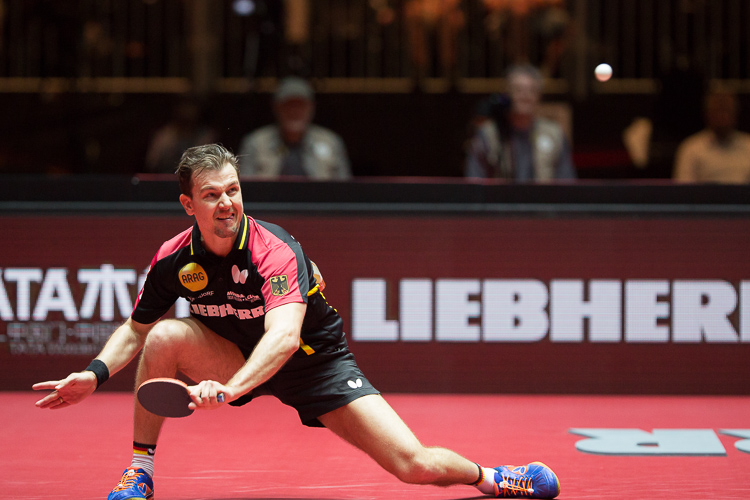 Timo Boll mit einem sehr ungewöhnlichen Ball tief am Boden. Diesen schickt er mit einem Vorhand-