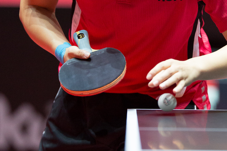 Die Singapurerin Feng Tianwei wiederum spielt den DHS Hurricane III (oranger Schwamm, Vorhand) auf dem DHS Hurricane Long 5-Holz. (©Fabig)