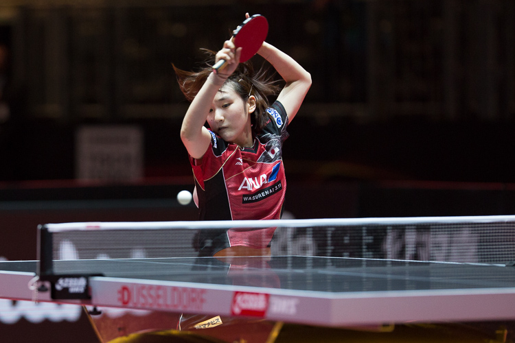 Bei seiner Teamkollegin Miyu Kato sieht es fast so aus, als würde sie mit ihrer zweiten Hand das Schlägerblatt festhalten (©Fabig)