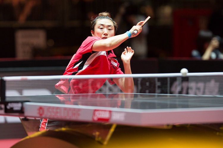 Ungewöhnliche Geste bei Feng Tianwei : Die Singapurerin streckt die Handfläche nach oben (©Fabig)