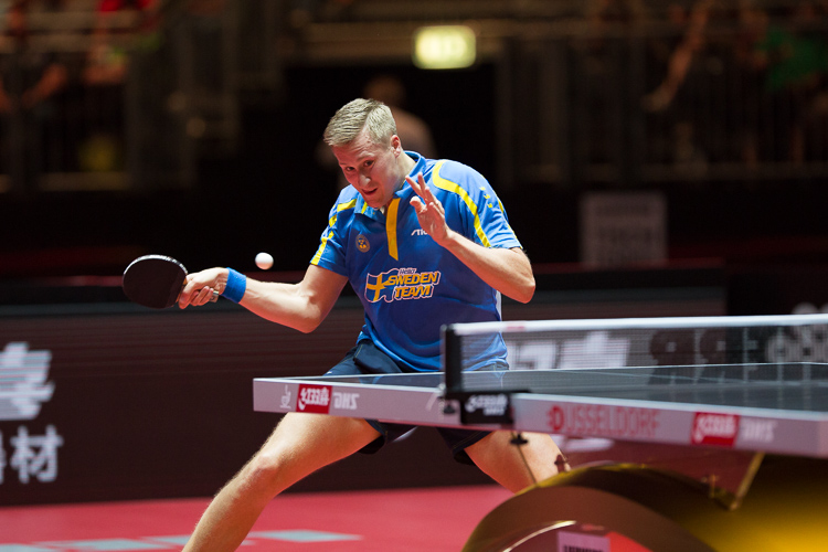 Mattias Karlsson nähert sich dem Ball eher vorsichtig (©Fabig)