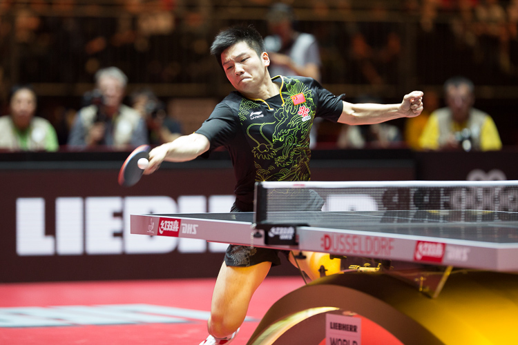 Mit geballter Faust zieht Fan Zhendong seinen kraftvollen Topspin (©Fabig)