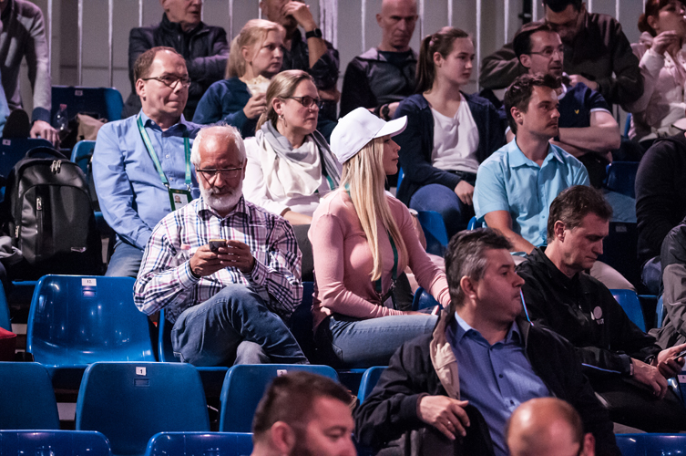 Gattin Jenny Ovtcharov leistete Beistand von der Tribüne aus. (©Gohlke)