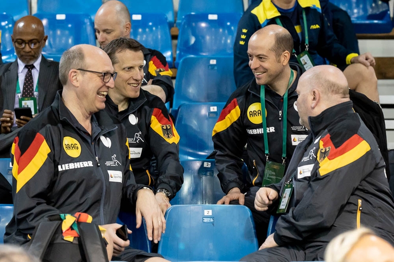 Zufriedene Gesichter auch im Herren-Lager, v. l. n. r.: Mannschaftsarzt Toni Kass, Herren-Bundestrainer Jörg Roßkopf, Herren-Co-Trainer Lars Hielscher und Physiotherapeut Peter Heckert. Im Hintergrund zudem noch zu sehen: Sportdirektor Richard Prause (©Thomas)