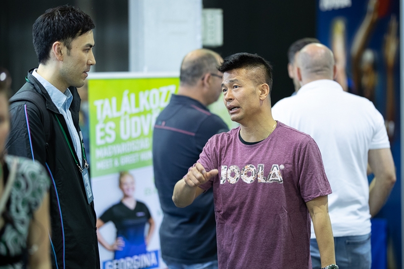 Danach folgte in Budapest eine zweistündige Spielpause. Hier begegnete man u. a. Altstars wie Chen Weixing... (©Thomas)