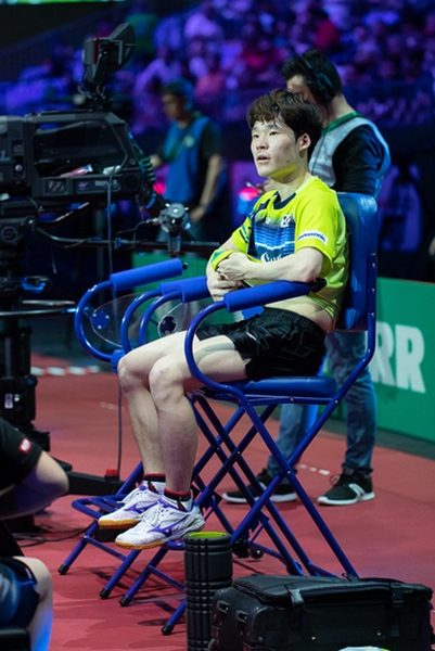 Weil Trainer beim südkoreanischen Duell zwischen Jang Woojin und An Yayhyun fehlten, nahm Ersterer auf dem Trainerstuhl Platz. (©Thomas)