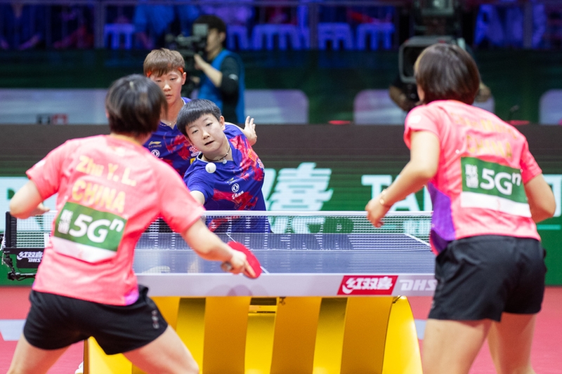 Im Anschluss buchten die Chinesinnen Sun Yingsha und Wang Manyu (Hintergrund) ebenfalls einen Platz im Finale mit einem 4:3-Erfolg über Chen Meng und Zhu Yuling. (©Thomas)