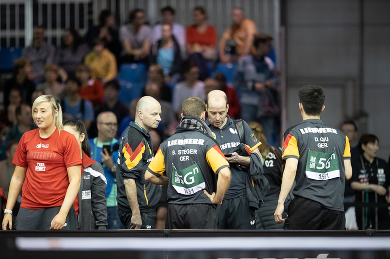 Trotz der Ratschläge von Co-Trainer Lars Hielscher und Sportdirektor Richard Prause mussten sie sich dem englisch-dänischen Duo Liam Pitchford/Jonathan Groth geschlagen geben. (©Thomas)