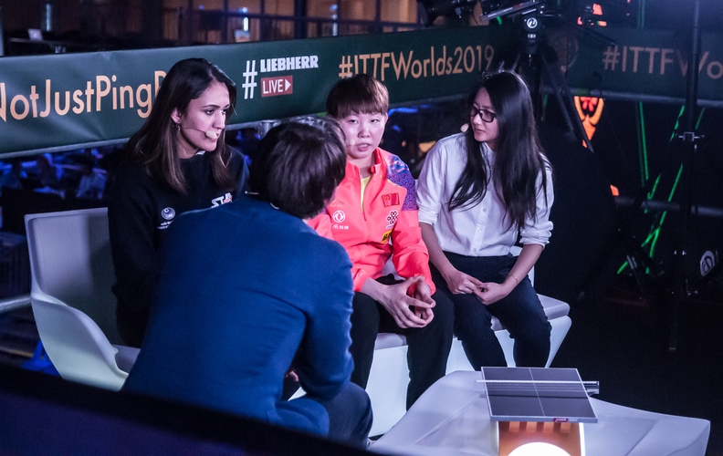 Talken. Die ITTF analysierte die Spieltage mit ein paar ausgewählten Studiogästen unter dem Dach der Arena. (©Gohlke)