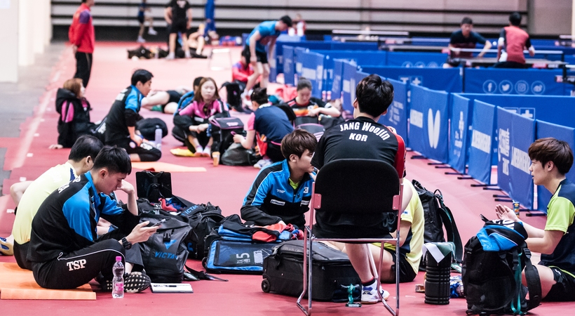 Entspannen. Nach getaner Arbeit sitzen die Spieler zum Beispiel in der Trainingshalle in ihren Mannschaften zusammen. (©Gohlke)