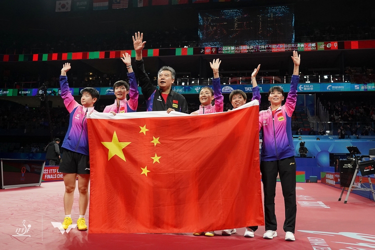 So wie auch die chinesischen Damen ihren 22. Titelgewinn feierten (©ITTF)