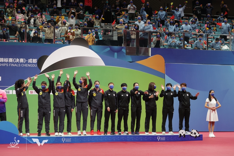 Und am Ende bei der Siegerehrung für eine hervorragende Leistung geehrt wurde (©ITTF)