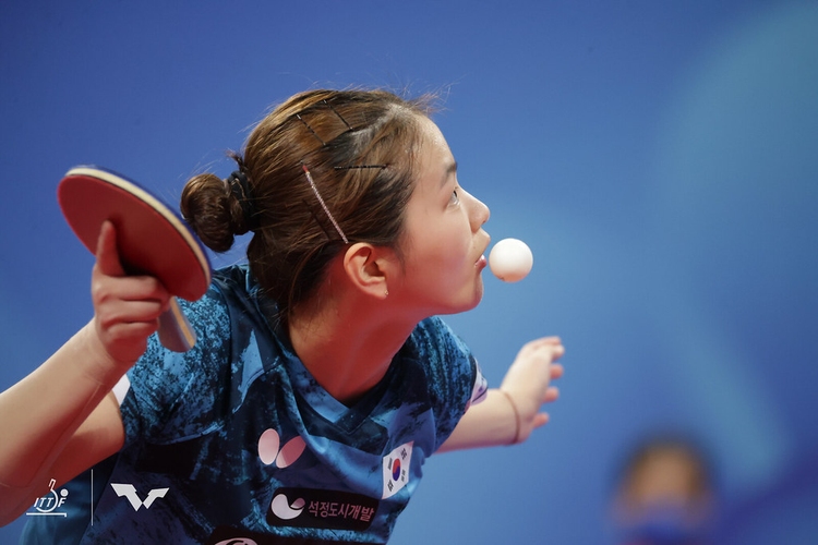 Kim Nayeong gibt dem Ball beim Aufschlag fast ein Küsschen (©ITTF)