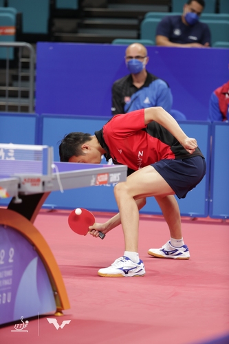Wang Yang fischt den Ball vom Boden (©ITTF)