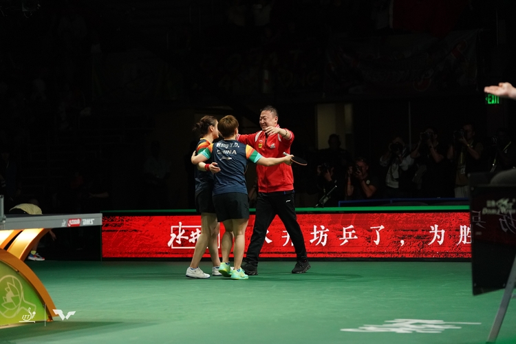 Er konnte Wang Yidi und Chen Meng nach einem 3:0-Finalsieg zum WM-Titel im Damen-Doppel gratulieren. (©WTT)