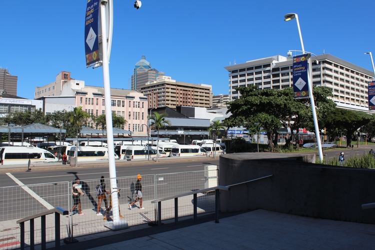 Das Durban ICC liegt mitten in der Stadt - hier der Blick vom zweiten Eingang aus (©Schäbitz)