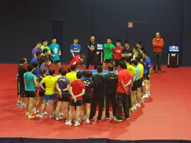 Dabei spielen Damen und Herren in Teams gegeneinander. Die Stimmung ist gut, der Druck für den Aufschläger wächst (©Tabletennisdaily.co.uk)