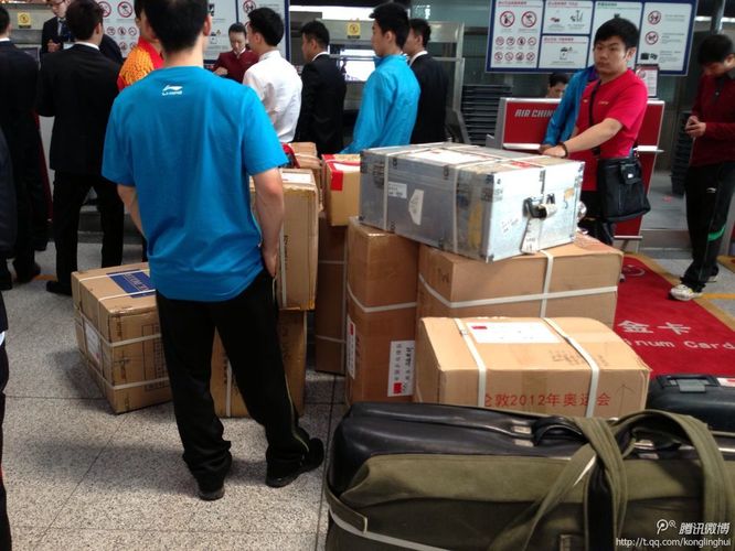 Am Flughafen angekommen. Eine Menge Gepäck muss mit auf den Weg nach Schwechat (©Weibo-Kong Linghui)