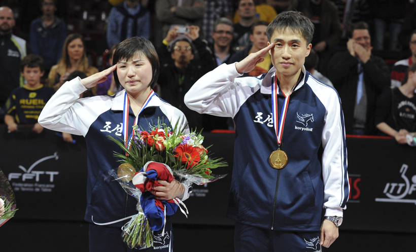 Bei der Siegerehrung im Mixed-Doppel flossen viele Tränen: Kim Hyok Bong/Kim Jong holten Gold für Nordkorea (©Stosik)