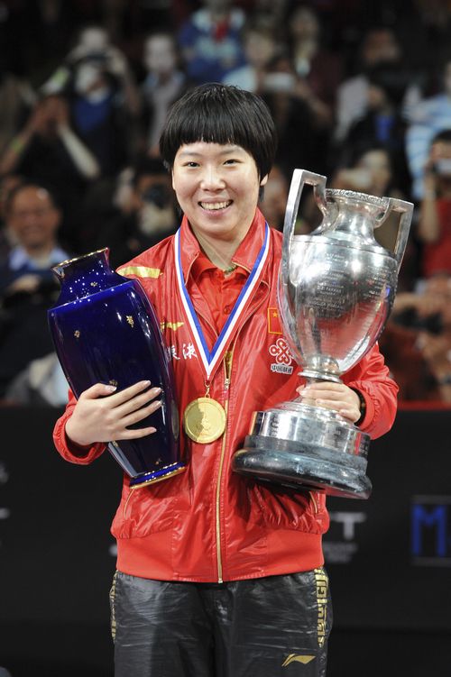 Li Xiaoxia durfte zudem die Trophäe des Einzelwettbewerbs in Empfang nehmen (©Stosik)