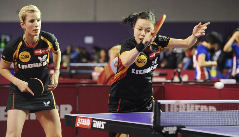 Die einzigen Damen, die mit vereinten Kräften das Achtelfinale erreichten: Kristin Silbereisen und Wu Jiaduo (©Stosik)