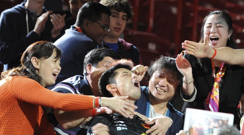DAS Bild dieser Weltmeisterschaften: Zhang Jike läuft nach seinem Sieg zu seiner Familie und lässt sich feiern (©Stosik)