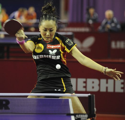 Zhenqi Barthel macht im Spiel gegen die Tschechin Vancenovska mit der Rückhand Druck (©Stosik)