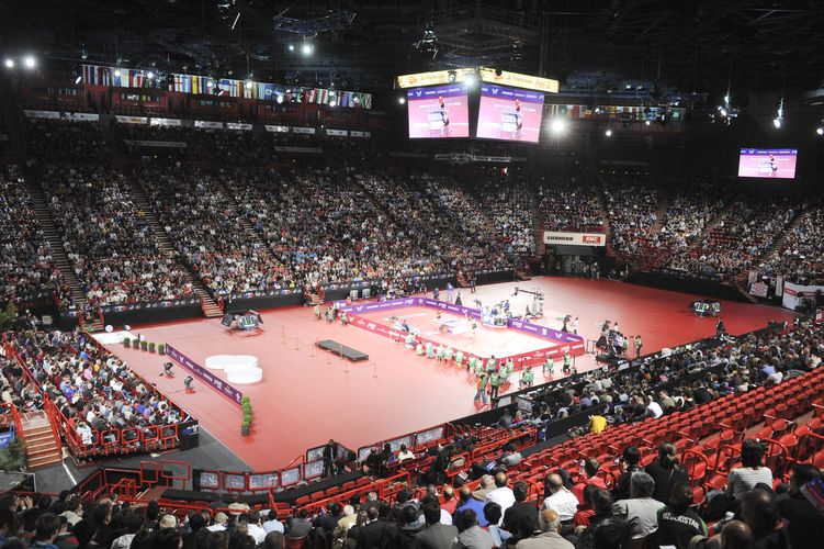 Es wird ernst! Im Palais Omnisports wurde auf nur einen Centercourt umgebaut (©Stosik)