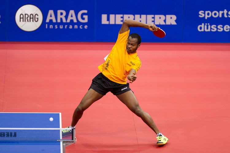 Er prügelt beherzt auf den Plastikball ein... (©Fabig)