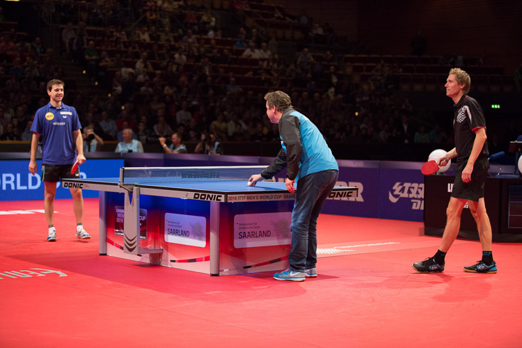 Danach gab es erst einmal eine Pause für die Spieler. Diese wurde genutzt für einen Showkampf. Jan-Ove Waldner fungierte als Schiedsrichter, Timo Boll und Jörgen Persson... (@Fabig)